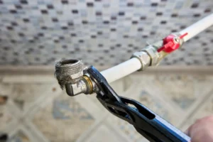 nstalatérský zásah na potrubí při řešení lokální netěsnosti bez zbytečného bourání.